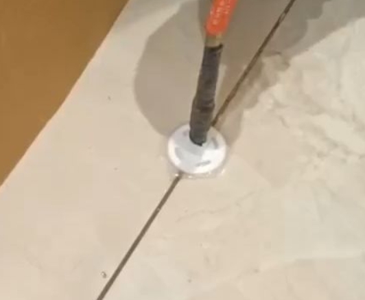隆回瓷砖空鼓维修公司专业解答瓷砖在铺贴过程中，如果没有涂抹均匀到位的粘结材料（如水泥砂浆或瓷砖胶），可能会导致以下问题
